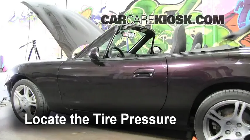 2005 Mazda Miata LS 1.8L 4 Cyl. Pneus et roues Vérifier la pression des pneus